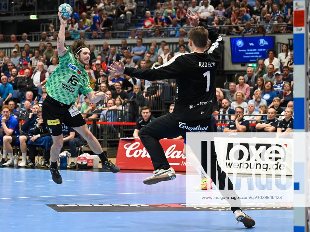 Jacob Tandrup Holm (Fuechse Berlin, 06) mit einem Wurfversuch gegen Christopher Rudeck (Bergischer HC, 01). Bergischer HC vs. Fuechse Berlin, Handball, LIQUI Moly HBL, 29. Spieltag, Saison 2022 2023, 14.05.2023 Bergischer HC vs. Fuechse Berlin, Handball, LIQUI Moly HBL, 29. Spieltag, Saison 2022 2023, 14.05.2023 Duesseldorf