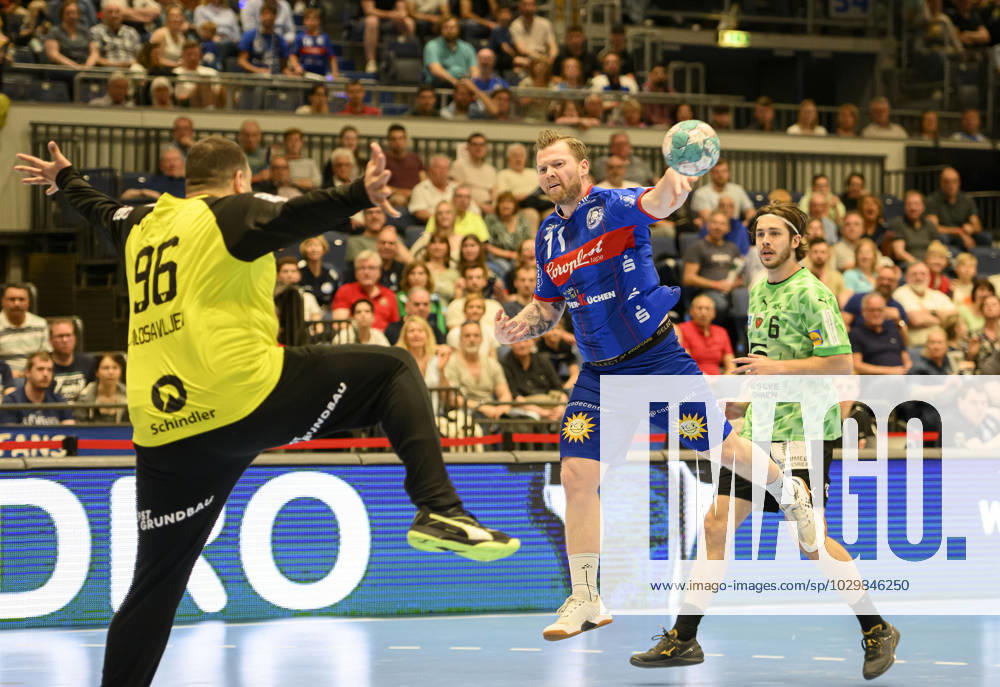 V.l. Torwart Dejan MILOSAVLJEV (B), Arnor GUNNARSSON (BHC), Torwurf, Aktion, Zweikampf, Handball 1. Bundesliga, 30. Spieltag, Bergischer HC (BHC) - Fuechse Berlin (B), am 14.05.2023 in Duesseldorf Deutschland. ÂÂ