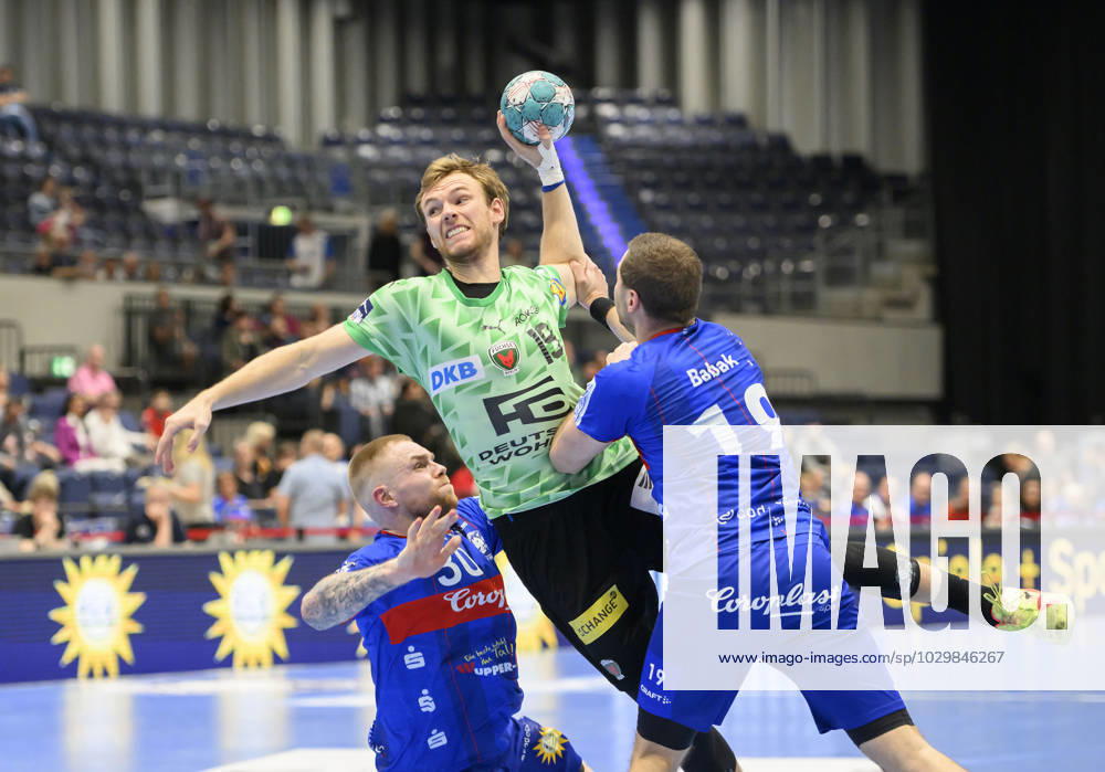 V.l. Tom Kare NIKOLAISEN (BHC) , Mathias GIDSEL (B), Tomas BABAK (BHC), Aktion, Zweikampf, Wurf, Handball 1. Bundesliga, 30. Spieltag, Bergischer HC (BHC) - Fuechse Berlin (B), am 14.05.2023 in Duesseldorf Deutschland. ÂÂ