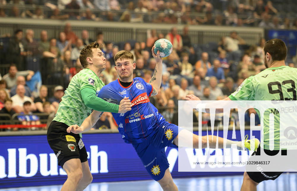 V.l. Lasse Bredekjaer ANDERSSON (B), Elias SCHOLTES (BHC), Mijajl MARSENIC (B), Aktion, Zweikampf, Handball 1. Bundesliga, 30. Spieltag, Bergischer HC (BHC) - Fuechse Berlin (B), am 14.05.2023 in Duesseldorf Deutschland. ÂÂ