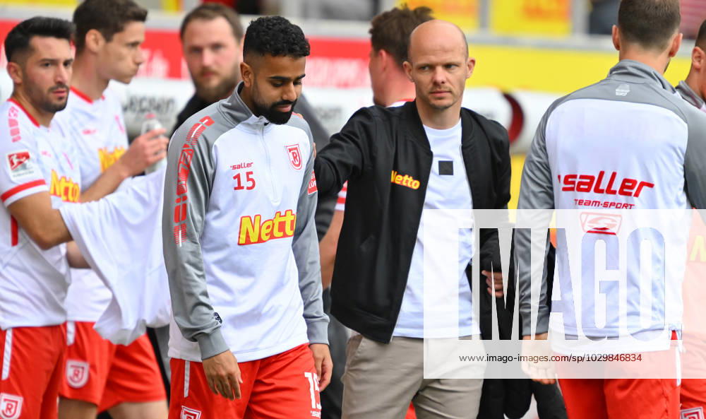 Fussball - Saison 2022 2023 - 2. Fussball - Bundesliga - 32. Spieltag: SSV Jahn Regensburg - Hamburger SV HSV Hamburg - Sportfoto Zink - - DFL regulations prohibit any use of photographs as image sequences and or quasi-video - only for editorial use - Sarpreet Singh (15, SSV Jahn Regensburg ) Tobias Werner (Geschäftsführer SSV Jahn Regensburg ) enttäuscht Enttäuschung nach Spielende