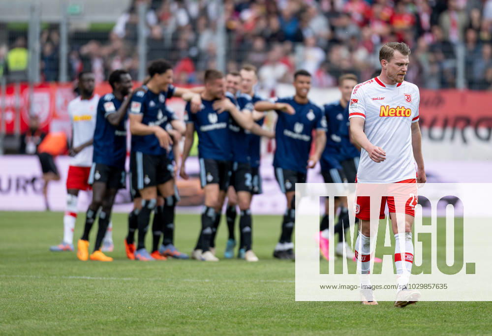 Enttaeuschung bei Steve Breitkreuz (SSV Jahn Regensburg, 23), waehrend im Hintergund die Hamburger Spieler das Tor von Filip Bilbija (Hamburger SV, 7) zum 1:5 - Endstand feiern. SSV Jahn Regensburg gegen Hamburger SV, Fussball, 2. Bundesliga, 32. Spieltag, Saison 2022 2023, 14.05.2023. . SSV Jahn Regensburg gegen Hamburger SV, Fussball, 2. Bundesliga, 32. Spieltag, Saison 2022 2023, 14.05.2023. Regensburg