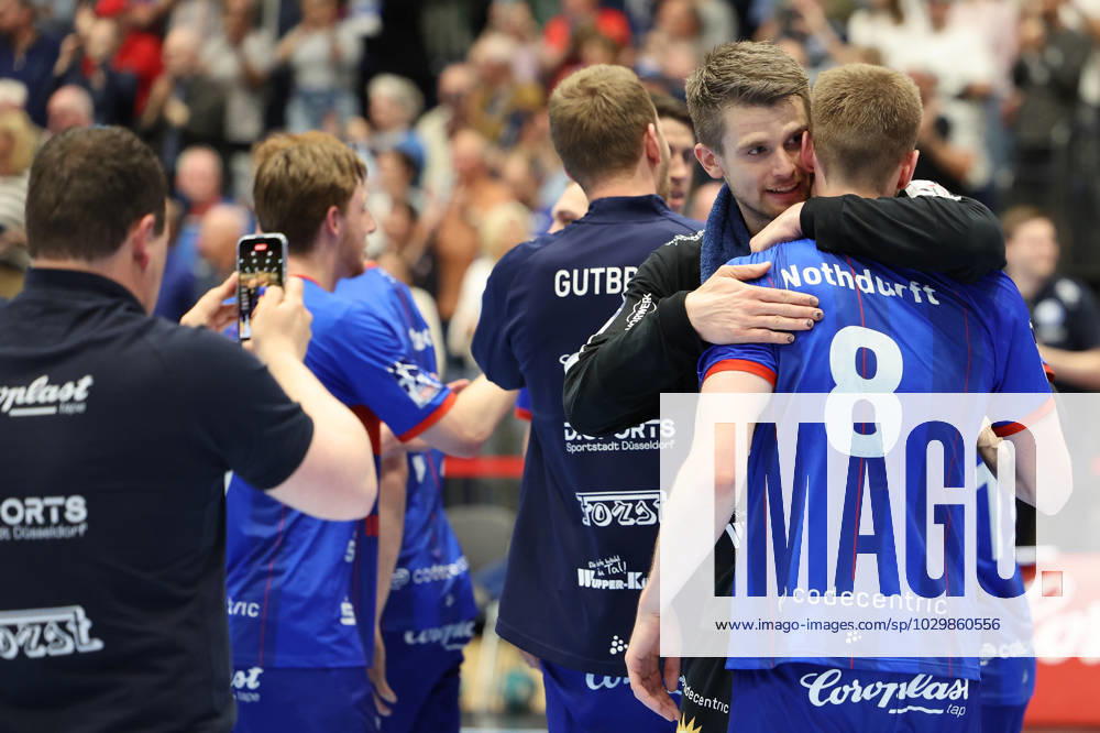 GER, LIQUI MOLY HBL, Bergischer HC vs. Fuechse Berlin 14.05.2023, Mitsubishi Electric HALLE, Duesseldorf, GER, LIQUI MOLY HBL, Bergischer HC vs. Fuechse Berlin , im Bild: BHC freut sich nach Ende des Spiels ueber den Sieg Tim Nothdurft (BHC 8), Christopher Rudeck Torwart (BHC 1),