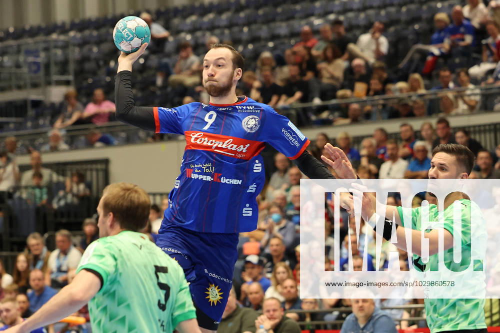 GER, LIQUI MOLY HBL, Bergischer HC vs. Fuechse Berlin 14.05.2023, Mitsubishi Electric HALLE, Duesseldorf, GER, LIQUI MOLY HBL, Bergischer HC vs. Fuechse Berlin , im Bild: Alexander Weck (BHC 9), im Zweikampf gegen Max Darj (Fuechse Berlin 5), Fabian Wiede (Fuechse Berlin 3),