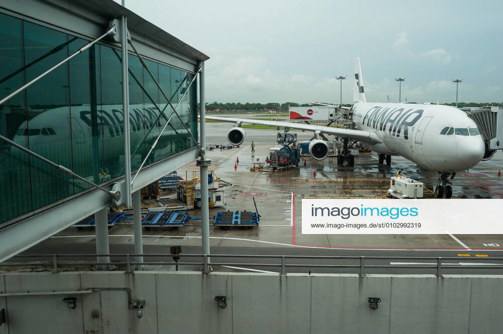 Singapur, Republik Singapur, Asien - Ein Airbus A340-300 Passagierflugzeug der Finnair an einem Flugsteig am Terminal 1 auf dem Flughafen Changi. Finnair ist Mitglied im Verbund der One World Airline-Allianz.