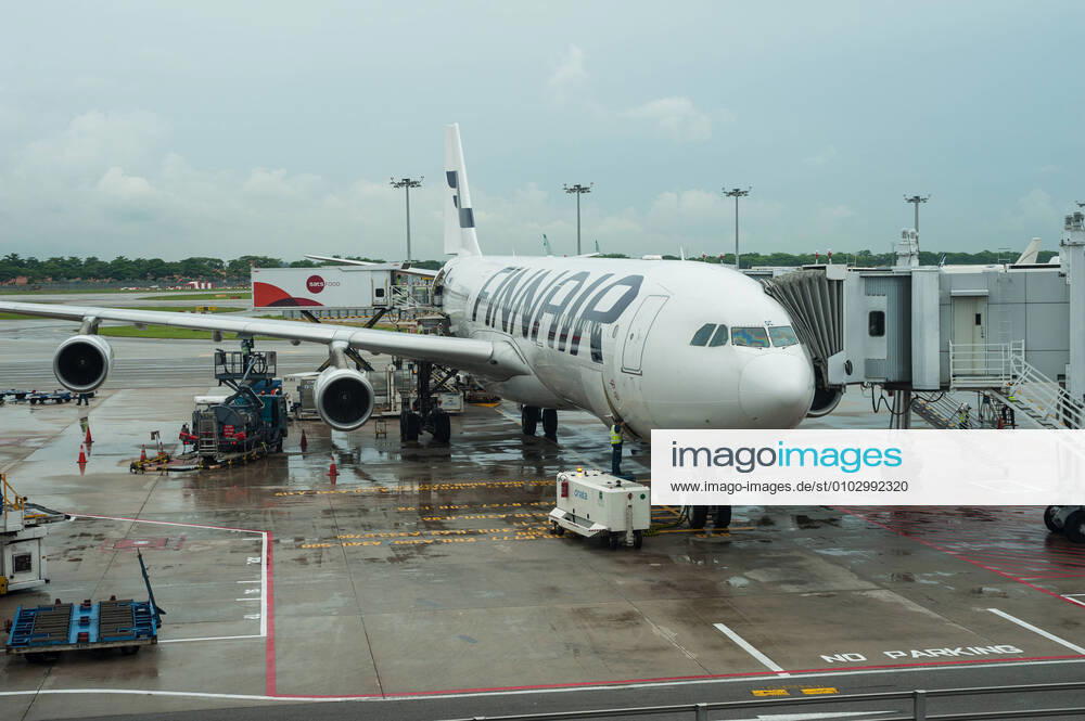 Singapur, Republik Singapur, Asien - Ein Airbus A340-300 Passagierflugzeug der Finnair an einem Flugsteig am Terminal 1 auf dem Flughafen Changi. Finnair ist Mitglied im Verbund der One World Airline-Allianz.