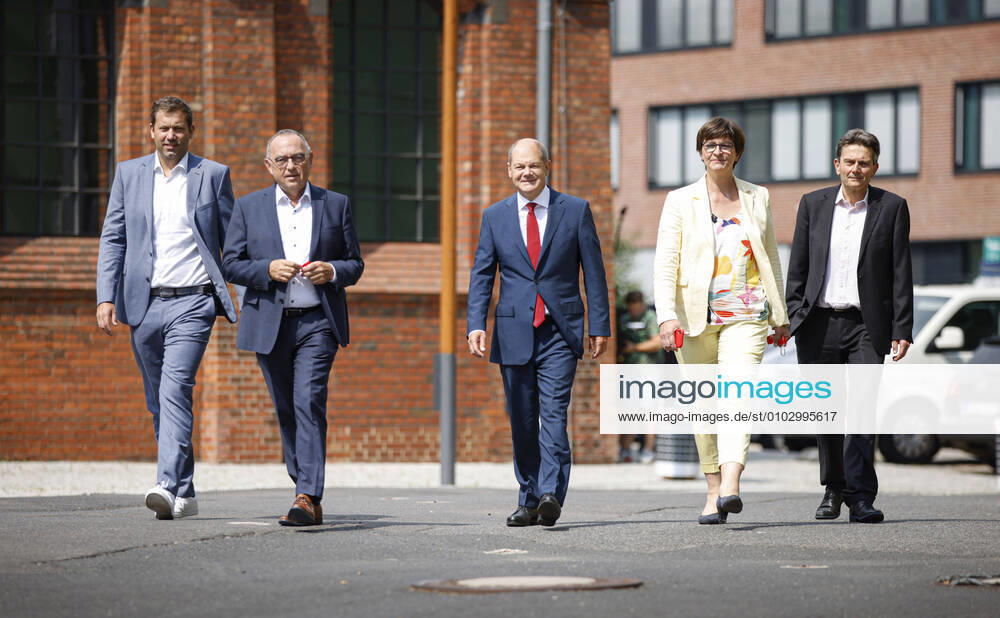 Vlnr.: SPD Generalsekretaer Lars Klingbeil, SPD Parteivorsitzender Norbert Walter-Borjans, Olaf Scholz, der Kanzlerkandidat der SPD fuer die Bundestagswahl 2021, Saskia Esken, SPD Parteivorsitzende und Rolf Muetzenich, SPD Fraktionsvorsitzender, auf dem Weg zu einer Pressekonferenz anlaesslich der Vorstellung des SPD Kanzlerkandidaten fuer die Bundestagswahl 2021. Berlin, 10.08.2020 Berlin Deutschland