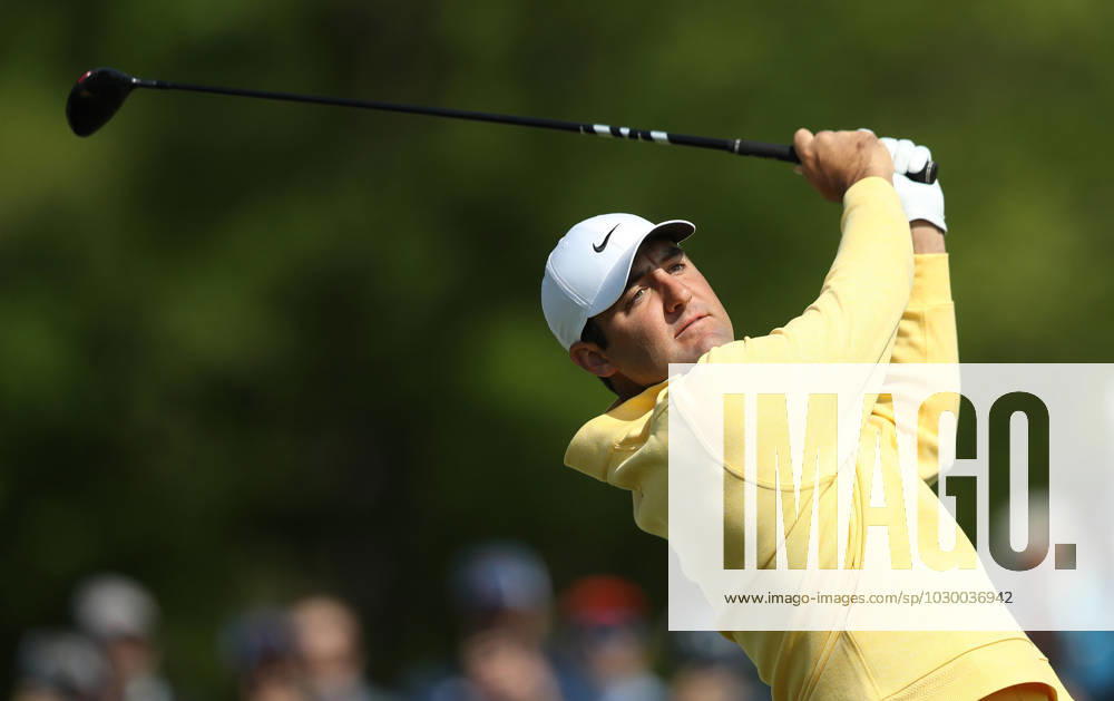 Scottie Scheffler watches his tee shot on the 12th hole during the first round of the 2023 PGA, Golf Herren Championship at Oakwood Country Club in Rochester,New York on Thursday, May 18, 2023. PGA20230518107 AARONxJOSEFCZYK