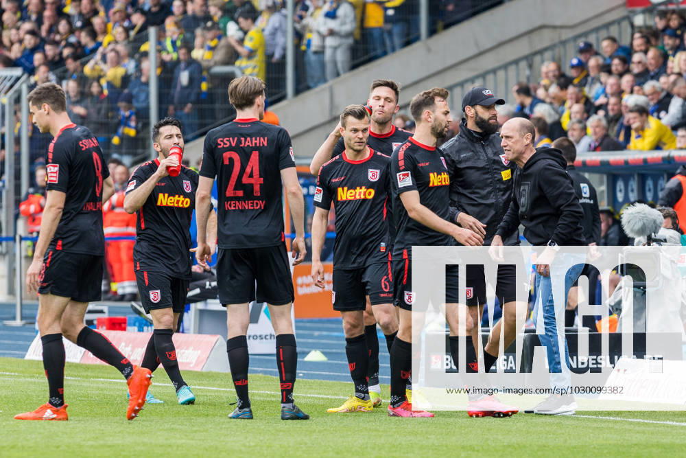 Scott Kennedy (SSV Jahn Regensburg 20) und Benedikt Gimber (SSV Jahn Regensburg 05) mit Joe Enochs (SSV Jahn Regensburg, Cheftrainer) Eintracht Braunschweig vs SSV Jahn Regensburg, Fußball, 2. Bundesliga, 33. Spieltag, Saison 2022 2023, 20. Mai 2023 DFL REGULATIONS PROHIBIT ANY USE OF PHOTOGRAPHS AS IMAGE SEQUENCES AND OR QUASI-VIDEO, Eintracht Braunschweig vs SSV Jahn Regensburg, Fußball, 2. Bundesliga, 33. Spieltag, Saison 2022 2023, 20. Mai 2023 Braunschweig
