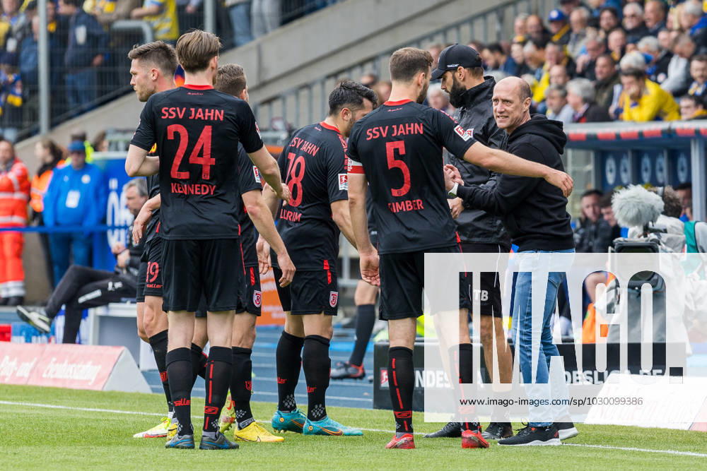 Scott Kennedy (SSV Jahn Regensburg 20) und Benedikt Gimber (SSV Jahn Regensburg 05) mit Joe Enochs (SSV Jahn Regensburg, Cheftrainer) Eintracht Braunschweig vs SSV Jahn Regensburg, Fußball, 2. Bundesliga, 33. Spieltag, Saison 2022 2023, 20. Mai 2023 DFL REGULATIONS PROHIBIT ANY USE OF PHOTOGRAPHS AS IMAGE SEQUENCES AND OR QUASI-VIDEO, Eintracht Braunschweig vs SSV Jahn Regensburg, Fußball, 2. Bundesliga, 33. Spieltag, Saison 2022 2023, 20. Mai 2023 Braunschweig