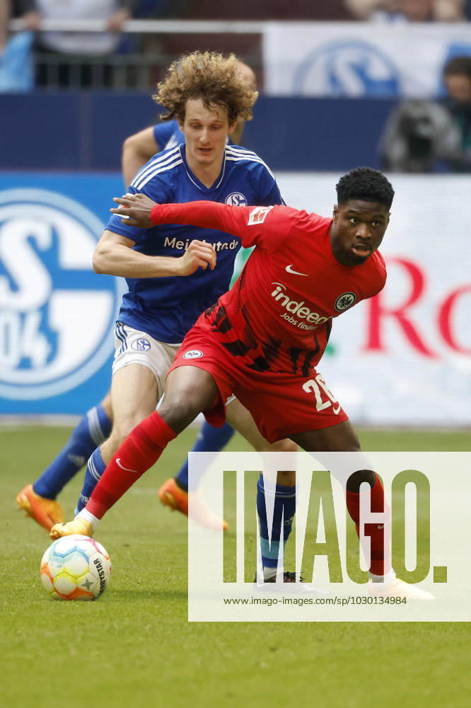 Gelsenkirchen, Deutschland, 1. Fussball Bundesliga 33. Spieltag FC Schalke 04 vs. Eintracht Frankfurt 2:2 am 20. 05. 2023 in der Veltins Arena auf Schalke in Gelsenkirchen Alex KRAL (S04) li.- und Eric Junior DINA EBIMBE (FFM) re.-