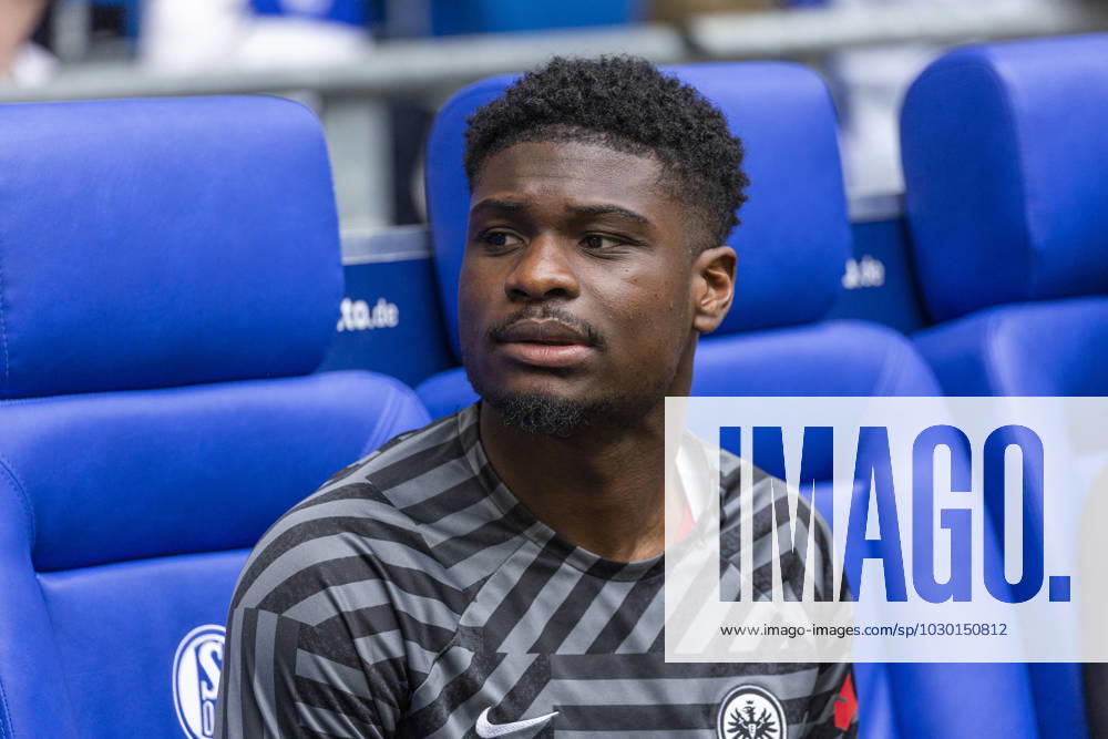 Ersatzspieler auf der Auswechselbank, Eric Junior Dina Ebimbe (SGE), Fussball, Bundesliga, 2022 2023, Veltins Arena Gelsenkirchen, FC Schalke 04 vs. Eintracht Frankfurt 2-2 Fussball, Bundesliga, 2022 2023, FC Schalke 04 vs. SG Eintracht Frankfurt 2:2, Veltins Arena Gelsenkirchen, Ersatzspieler auf der Auswechselbank, Eric Junior Dina Ebimbe (SGE), DFL REGULATIONS PROHIBIT ANY USE OF PHOTOGRAPHS AS IMAGE SEQUENCES AND OR QUASI-VIDEO, sports, football, Bundesliga, 2022 2023, FC Schalke 04 vs. SG Eintracht Frankfurt 2-2, Veltins Arena Gelsenkirchen, stand-by player on the bench, Eric Junior Dina Ebimbe (SGE), DFL REGULATIONS PROHIBIT ANY USE OF PHOTOGRAPHS AS IMAGE SEQUENCES AND OR QUASI-VIDEO