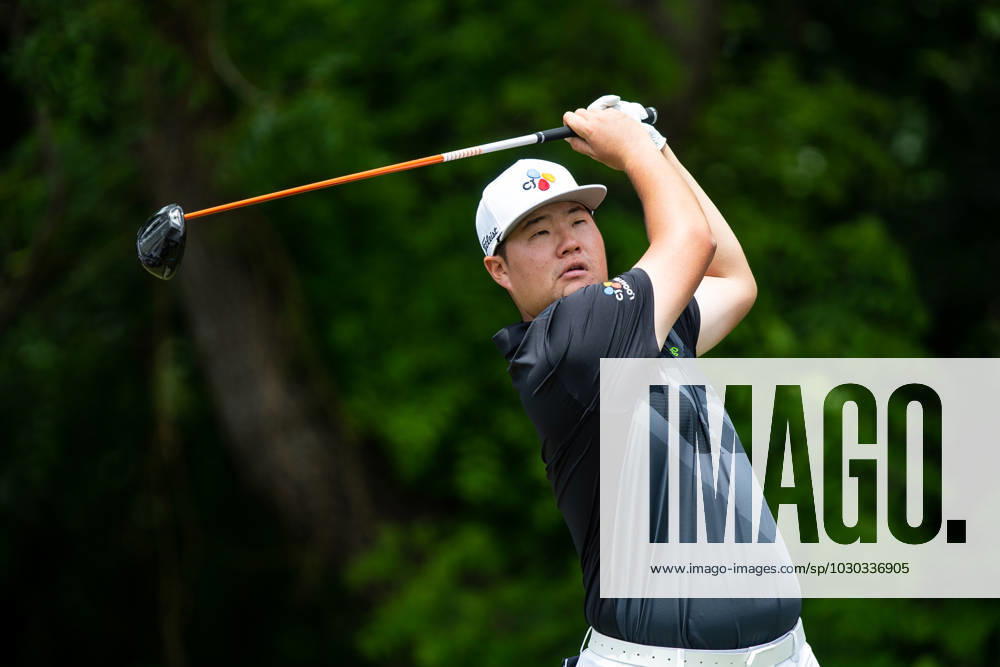 FORTH WORTH, TX - MAY 25: Sungjae Im of South Korea tees off on hole 6 during the first round of the Charles Schwab Challenge on May 24, 2023, at Colonial Country Club in Fort Worth, Texas. (Photo by Aric Becker Icon Sportswire) GOLF: MAY 25 PGA, Golf Herren - Charles Schwab Challenge Icon230525107