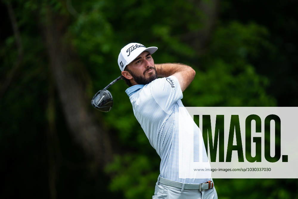 FORTH WORTH, TX - MAY 25: Max Homa of United States tees off on hole 6 during the first round of the Charles Schwab Challenge on May 24, 2023, at Colonial Country Club in Fort Worth, Texas. (Photo by Aric Becker Icon Sportswire) GOLF: MAY 25 PGA, Golf Herren - Charles Schwab Challenge Icon230525113