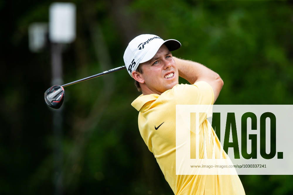 FORTH WORTH, TX - MAY 25: David Pierceson Coody of United States tees off on hole 6 during the first round of the Charles Schwab Challenge on May 24, 2023, at Colonial Country Club in Fort Worth, Texas. (Photo by Aric Becker Icon Sportswire) GOLF: MAY 25 PGA, Golf Herren - Charles Schwab Challenge Icon230525119