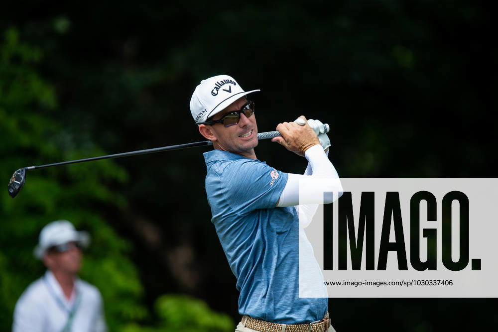 FORTH WORTH, TX - MAY 25: Dylan Frittelli of South Africa tees off on hole 6 during the first round of the Charles Schwab Challenge on May 24, 2023, at Colonial Country Club in Fort Worth, Texas. (Photo by Aric Becker Icon Sportswire) GOLF: MAY 25 PGA, Golf Herren - Charles Schwab Challenge Icon230525125