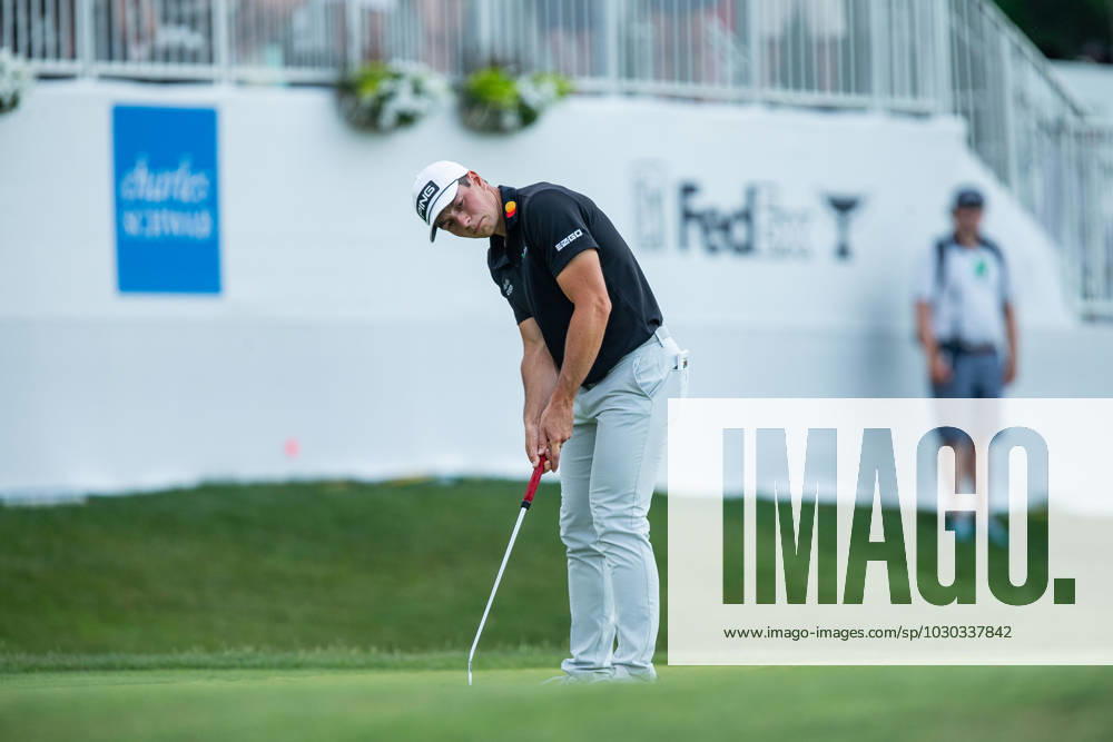 FORTH WORTH, TX - MAY 25: Viktor Hovland of Norway putts on hole 18 during the first round of the Charles Schwab Challenge on May 24, 2023, at Colonial Country Club in Fort Worth, Texas. (Photo by Aric Becker Icon Sportswire) GOLF: MAY 25 PGA, Golf Herren - Charles Schwab Challenge Icon230525153