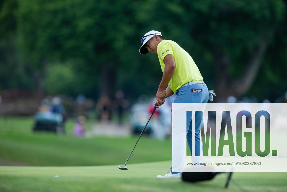 FORTH WORTH, TX - MAY 25: Kurt Kitayama of United States putts on hole 18 during the first round of the Charles Schwab Challenge on May 24, 2023, at Colonial Country Club in Fort Worth, Texas. (Photo by Aric Becker Icon Sportswire) GOLF: MAY 25 PGA, Golf Herren - Charles Schwab Challenge Icon230525155