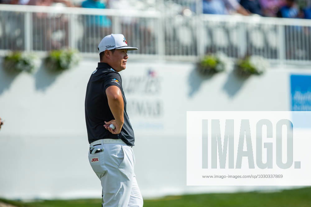FORTH WORTH, TX - MAY 25: Sungjae Im of South Korea waits to putt on hole 18 during the first round of the Charles Schwab Challenge on May 24, 2023, at Colonial Country Club in Fort Worth, Texas. (Photo by Aric Becker Icon Sportswire) GOLF: MAY 25 PGA, Golf Herren - Charles Schwab Challenge Icon230525158