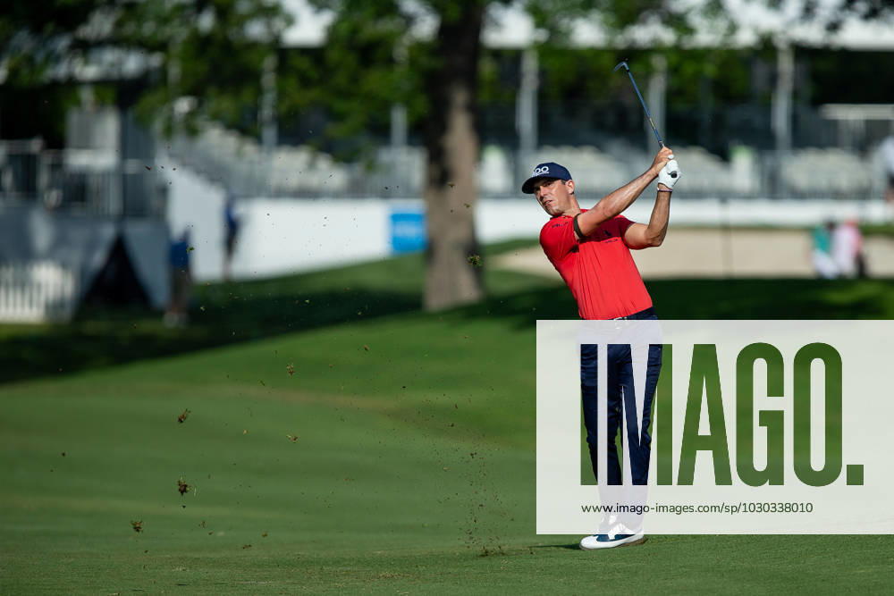 FORTH WORTH, TX - MAY 25: Billy Horshel of United States hits his second shot on hole 15 during the first round of the Charles Schwab Challenge on May 24, 2023, at Colonial Country Club in Fort Worth, Texas. (Photo by Aric Becker Icon Sportswire) GOLF: MAY 25 PGA, Golf Herren - Charles Schwab Challenge Icon23052523