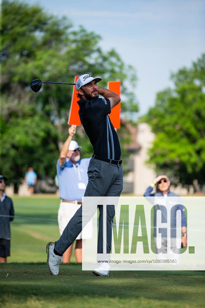 FORTH WORTH, TX - MAY 26: Max Homa of United States tees off on hole 11 during the second round of the Charles Schwab Challenge at Colonial Country Club on May 26, 2023 in Fort Worth, Texas. (Photo by Aric Becker Icon Sportswire) GOLF: MAY 26 PGA, Golf Herren - Charles Schwab Challenge Icon23052609