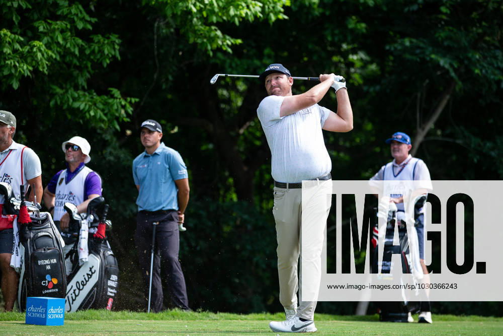 FORTH WORTH, TX - MAY 26: Matt NeSmith of United States tees off on hole 8 during the second round of the Charles Schwab Challenge at Colonial Country Club on May 26, 2023 in Fort Worth, Texas. (Photo by Aric Becker Icon Sportswire) GOLF: MAY 26 PGA, Golf Herren - Charles Schwab Challenge Icon23052664