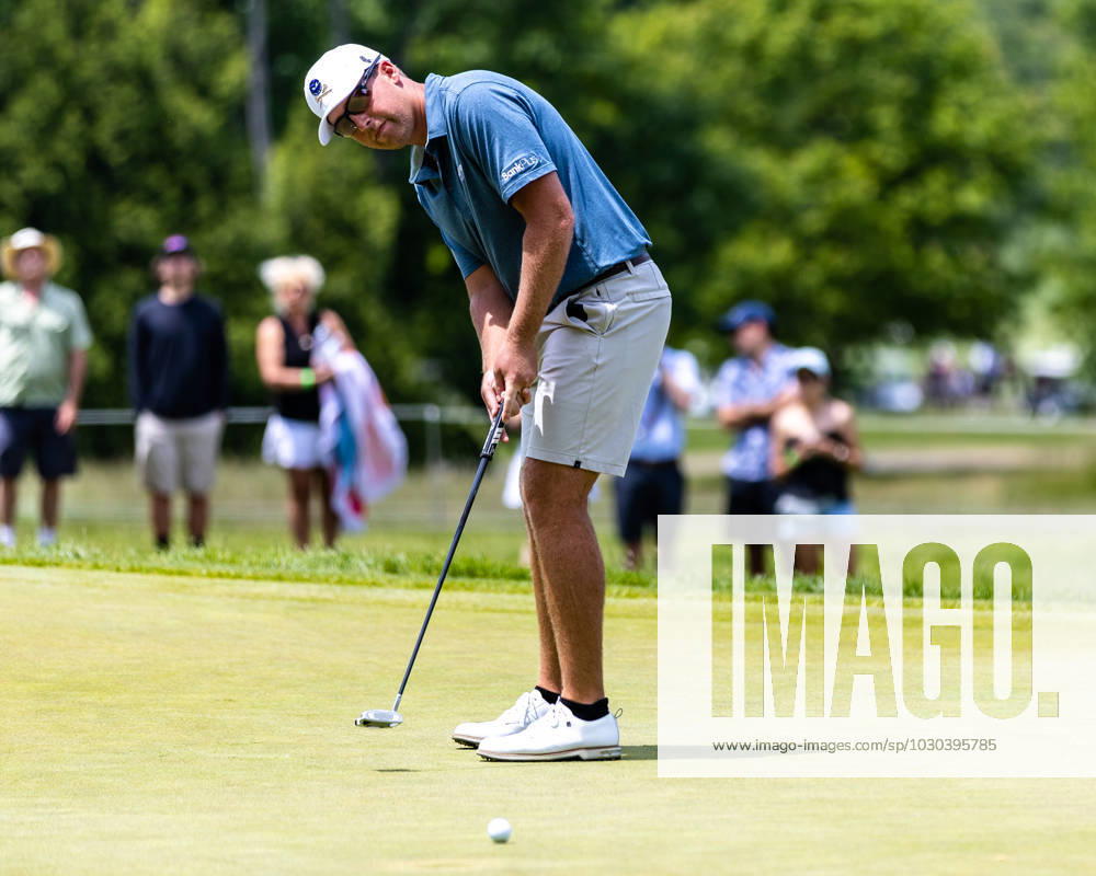 ANDY OGLETREE putts on the first hole of the second round of the LIV Golf DC event at Trump National Golf Club. OGLETREE finished the first round tied for third. Potomac Falls USA - ZUMAb237 20230527_znp_b237_008