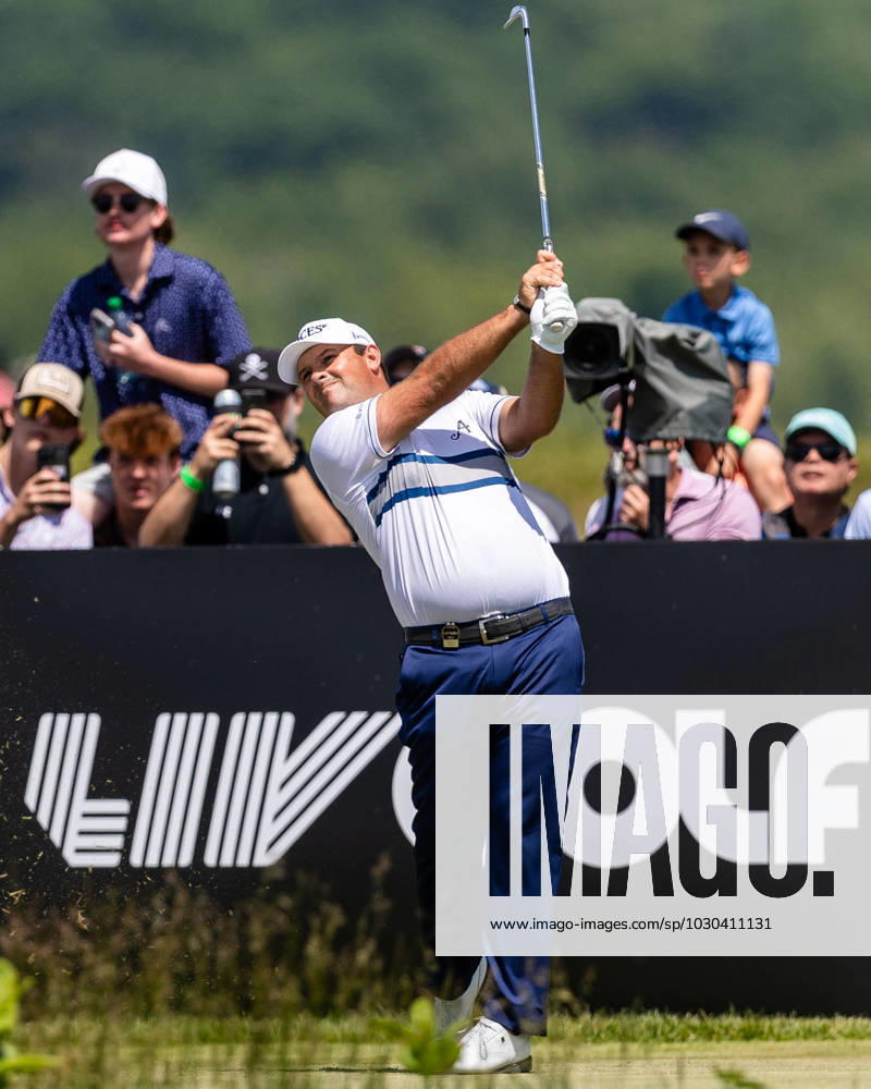 PATRICK REED tees off on the fourth hole during the second round of the LIV Golf DC event at Trump National Golf Club. Potomac Falls USA - ZUMAb237 20230527_znp_b237_027