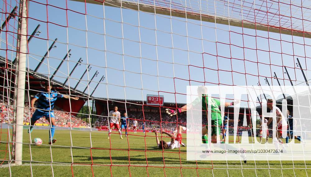 Tim Kleindienst (1. FC Heidenheim 1846) erzielt das Tor zum 2:3, scores the goal 2:3, Jonas Urbig (SSV Jahn Regensburg), 28.05.2023, Regensburg (Deutschland), Fussball, 2. Bundesliga, SSV Jahn Regensburg - 1. FC Heidenheim, DFB DFL REGULATIONS PROHIBIT ANY USE OF PHOTOGRAPHS AS IMAGE SEQUENCES AND OR QUASI-VIDEO.