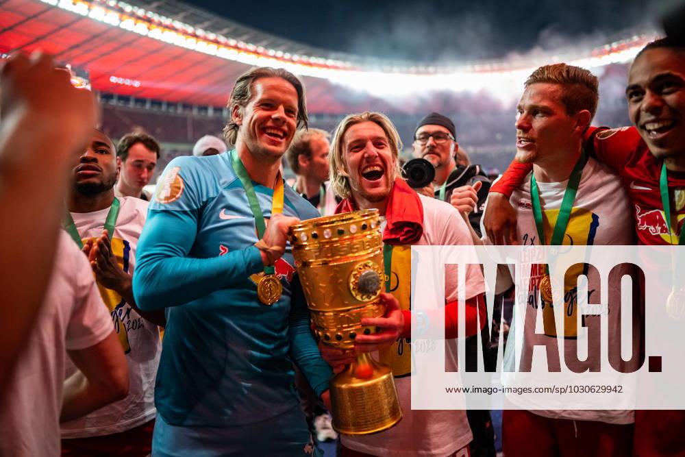 Fussball DFB Pokal Finale 2023, RB Leipzig - Eintracht Frankfurt, v.l. Jubel Örjan Nyland (RB Leipzig), Kevin Kampl (RB Leipzig) Berlin