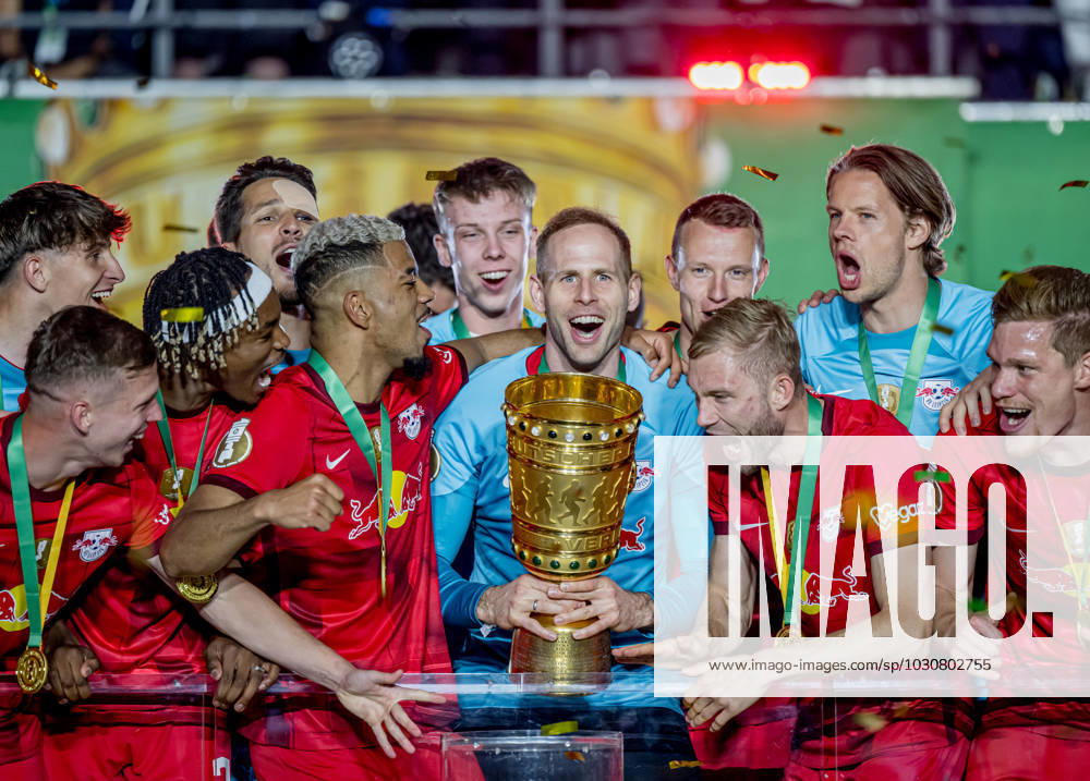 Leipzigs Torwart Torhueter Peter Gulacsi stemmt den Pokal in die Hoehe. DFB-Pokalfinale 2023 Eintracht Frankfurt - RB Leipzig 0:2. 3. Juni 2023 Olympiastadion, Berlin. SG Eintracht Frankfurt - RB Leipzig 0:2