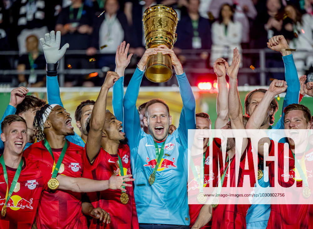 Leipzigs Torwart Torhueter Peter Gulacsi stemmt den Pokal in die Hoehe. DFB-Pokalfinale 2023 Eintracht Frankfurt - RB Leipzig 0:2. 3. Juni 2023 Olympiastadion, Berlin. SG Eintracht Frankfurt - RB Leipzig 0:2