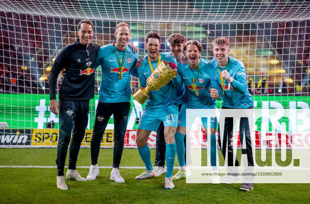 Leipzigs Torhueter-Team mit Torwart Torhueter Janis Blaswich, Torwarttrainer Frederik Goessling, Peter Gulacsi, Jonas Nickisch, Timo Schlieck und Oerjan Nyland jubeln nach dem Spiel mit dem Pokal. DFB-Pokalfinale 2023 Eintracht Frankfurt - RB Leipzig 0:2. 3. Juni 2023 Olympiastadion, Berlin. SG Eintracht Frankfurt - RB Leipzig 0:2