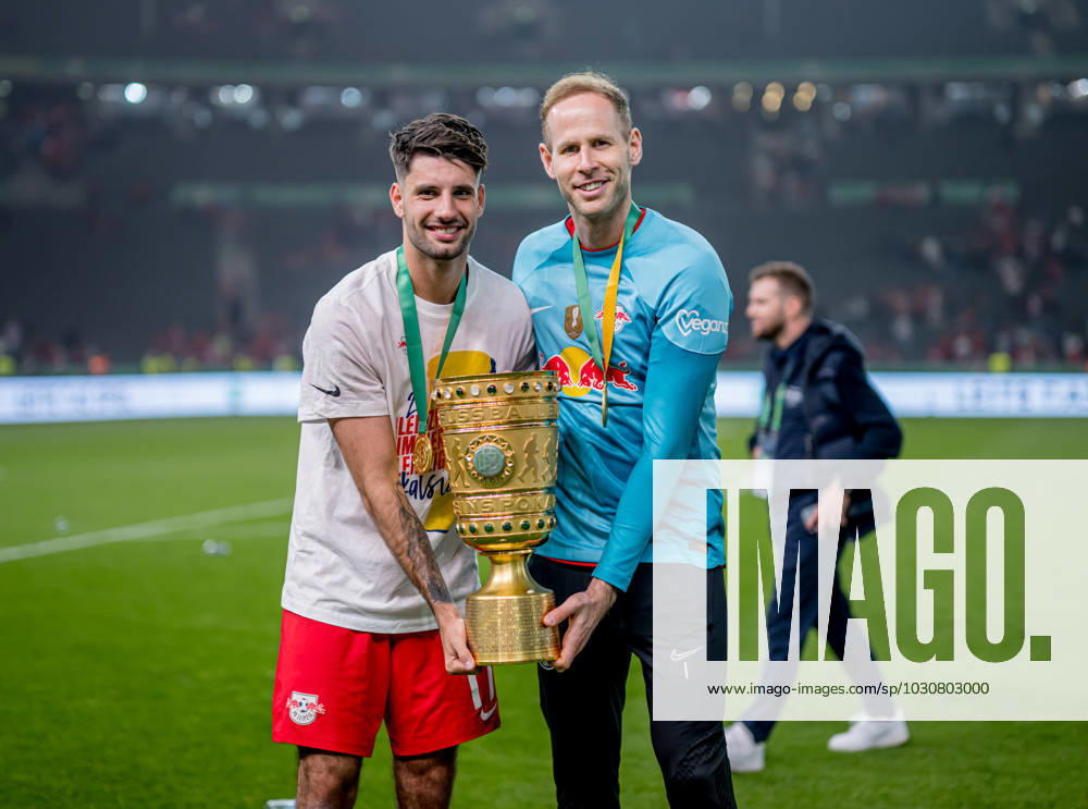 Leipzigs Torwart Torhueter Peter Gulacsi und Dominik Szoboszlai jubeln nach dem Spiel mit dem Pokal. DFB-Pokalfinale 2023 Eintracht Frankfurt - RB Leipzig 0:2. 3. Juni 2023 Olympiastadion, Berlin. SG Eintracht Frankfurt - RB Leipzig 0:2