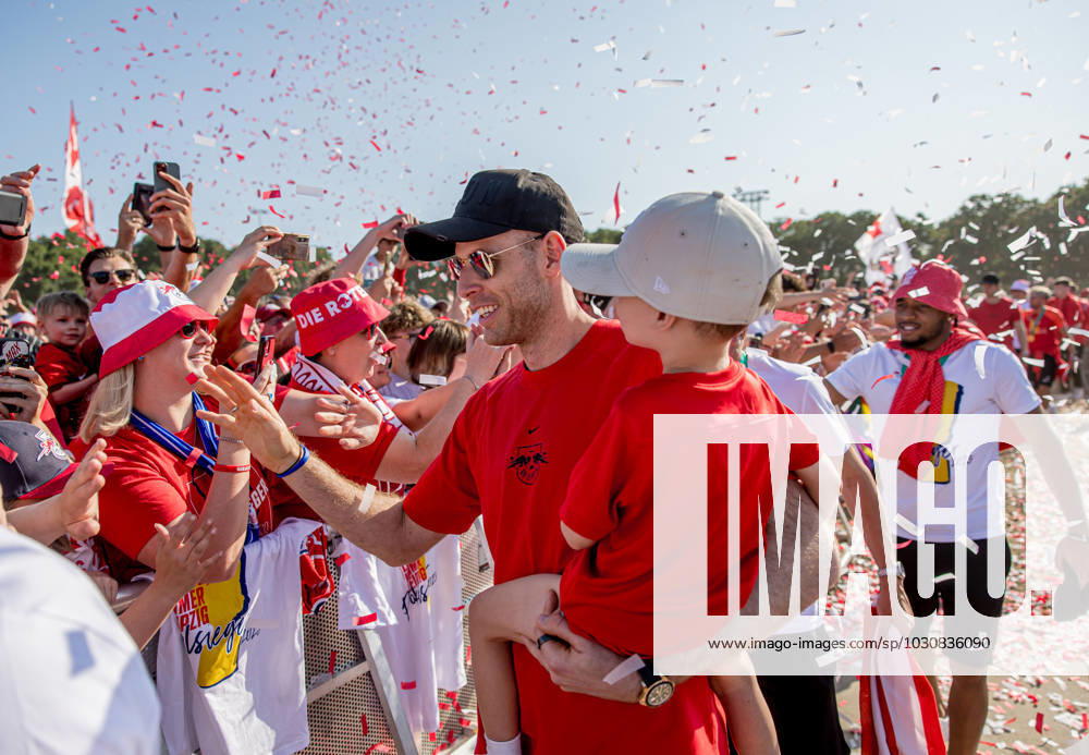 Das Team von RB Leipzig faehrt mit einem Autokorso vom neuen Rathaus der Stadt zur Festwiese und wird dort von tausenden von Fans erwartet, hier Torwart Torhueter Peter Gulacsi. Feier auf der Festwiese von RB Leipzig nach dem DFB-Pokalfinale 2023 gegen Eintracht Frankfurt. 4. Juni 2023 Festwiese Leipzig (Sachsen). Feier Festwiese RB Leipzig Pokalfinale 2023