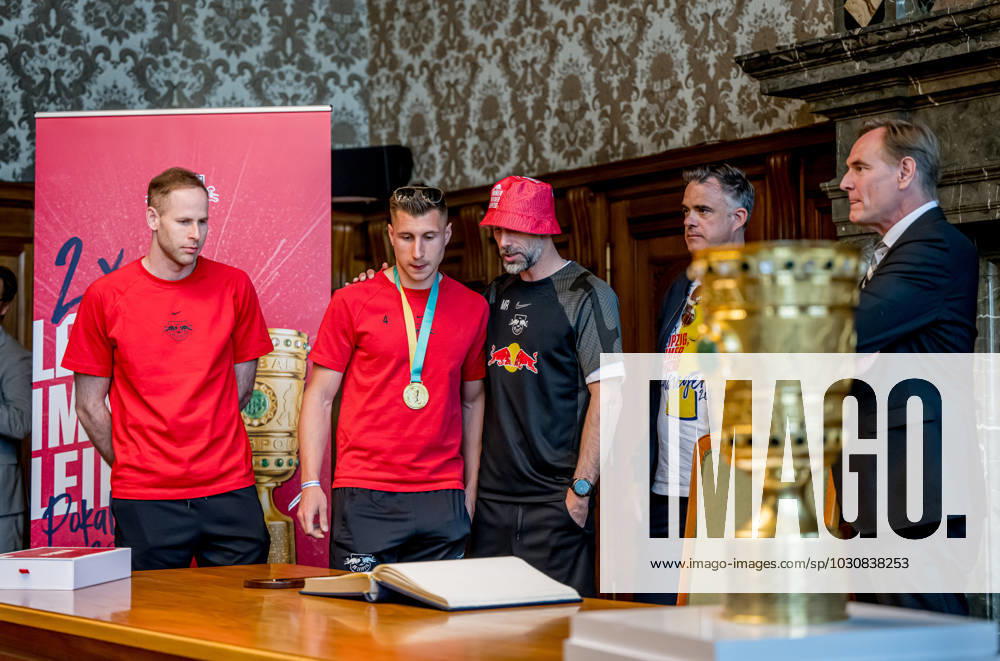 Das Team von RB Leipzig traegt sich im neuen Rathaus in das Goldene Buch der Stadt Leipzig ein, hier Torwart Torhueter Peter Gulacsi, Willi Orban, Cheftrainer Trainer Coach Marco Rose, Ulrich Wolter (Vorstand - Head of Operations) und Oberbuergermeister Burkhard Jung. Empfang RB Leipzig nach dem DFB-Pokalfinale 2023 gegen Eintracht Frankfurt. 4. Juni 2023 Neues Rathaus, Leipzig (Sachsen). Empfang RB Leipzig Pokalfinale 2023