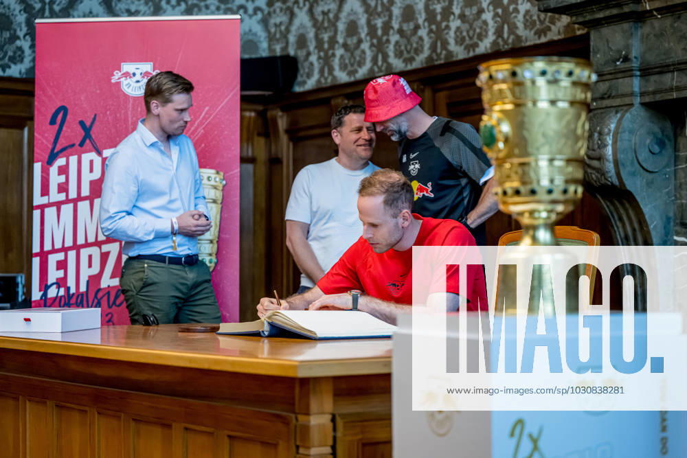 Das Team von RB Leipzig traegt sich im neuen Rathaus in das Goldene Buch der Stadt Leipzig ein, hier Johann Plenge (Geschaeftsfuehrer, Chief Strategy Officer (CSO)), Max Eberl (Geschaeftsfuehrer Sportdirektor Manager), Torwart Torhueter Peter Gulacsi, Cheftrainer Trainer Coach Marco Rose. Empfang RB Leipzig nach dem DFB-Pokalfinale 2023 gegen Eintracht Frankfurt. 4. Juni 2023 Neues Rathaus, Leipzig (Sachsen). Empfang RB Leipzig Pokalfinale 2023