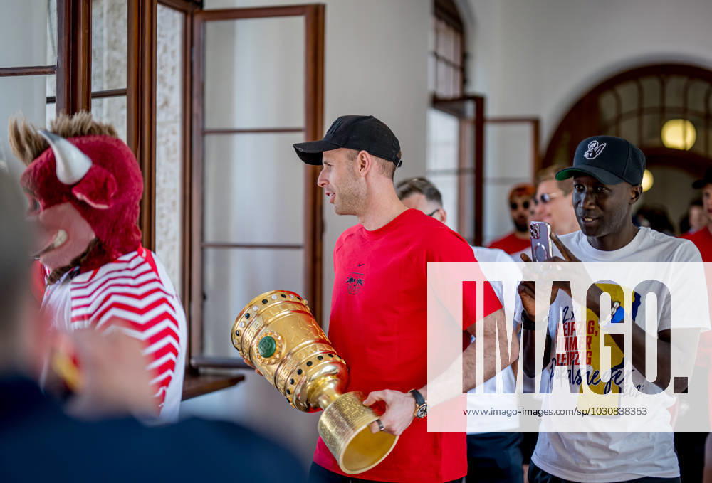 Das Team von RB Leipzig traegt sich im neuen Rathaus in das Goldene Buch der Stadt Leipzig ein, hier Torwart Torhueter Peter Gulacsi. Empfang RB Leipzig nach dem DFB-Pokalfinale 2023 gegen Eintracht Frankfurt. 4. Juni 2023 Neues Rathaus, Leipzig (Sachsen). Empfang RB Leipzig Pokalfinale 2023