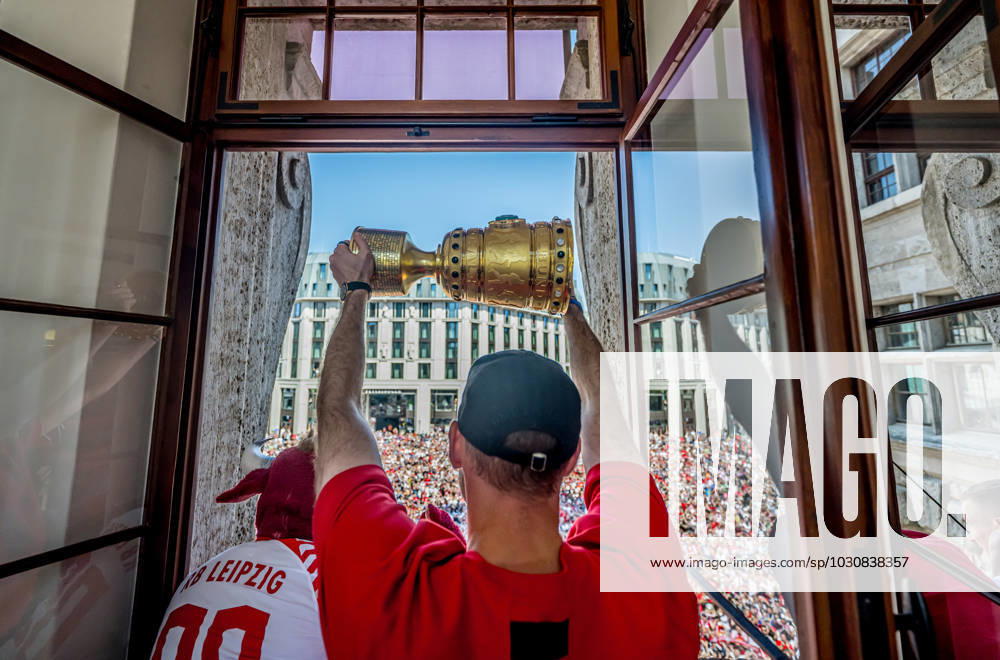Das Team von RB Leipzig traegt sich im neuen Rathaus in das Goldene Buch der Stadt Leipzig ein, hier zeigt Torwart Torhueter Peter Gulacsi den Fans auf dem Vorplatz den Pokal. Empfang RB Leipzig nach dem DFB-Pokalfinale 2023 gegen Eintracht Frankfurt. 4. Juni 2023 Neues Rathaus, Leipzig (Sachsen). Empfang RB Leipzig Pokalfinale 2023