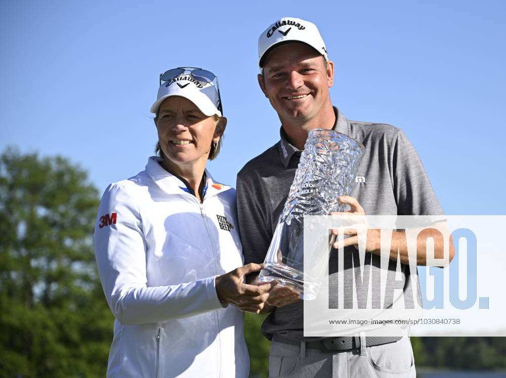 STOCKHOLM 20230611 Dale Whitnell (th), Storbritannien, med pokalen och Annika Sörenstam efter att ha vunnit Europatourtävlingen Scandinavian Mixed pa Ullna golfbana. STOCKHOLM SVERIGE