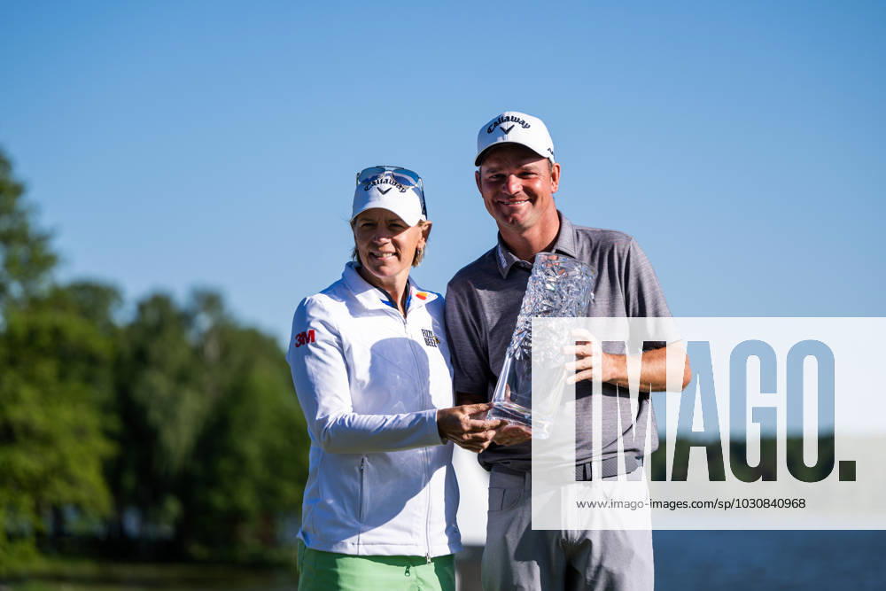 Annika Sörenstam and Dale Whitnell of England pose for a picture with the trophy at the award ceremony after the Scandinavian Mixed golf tournament on June 11, 2023 in Akersberga. Photo: Emma Wallskog BILDBYRAN COP 320 EW0211 golf scandinavian mixed day 4 bbeng jubel