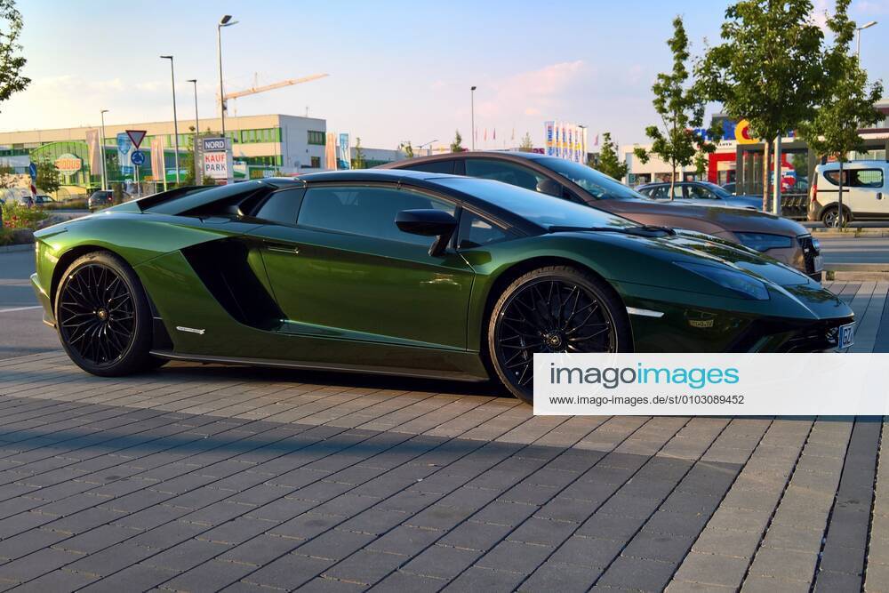 Der Lamborghini Aventador ist ein Super-Sportwagen des Fahrzeugherstellers Lamborghini, der im Maerz 2011 auf dem Genfer Auto-Salon als Nachfolger des Lamborghini Murcielago vorgestellt wurde. Bereits vor Beginn der Auslieferung betrug die Wartezeit ein Jahr. Der Grundpreis (Basisausstattung) liegt bei 326.798 Euro