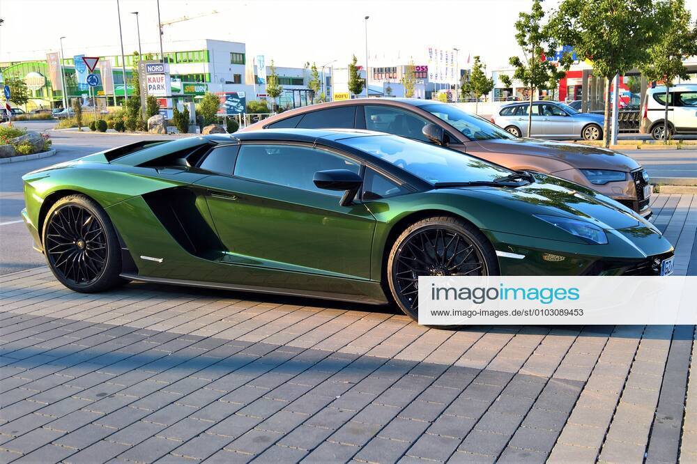 Der Lamborghini Aventador ist ein Super-Sportwagen des Fahrzeugherstellers Lamborghini, der im Maerz 2011 auf dem Genfer Auto-Salon als Nachfolger des Lamborghini Murcielago vorgestellt wurde. Bereits vor Beginn der Auslieferung betrug die Wartezeit ein Jahr. Der Grundpreis (Basisausstattung) liegt bei 326.798 Euro