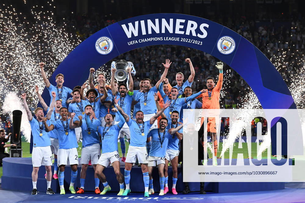 Fußball Champions League Finale Manchester City - Inter Mailand am 10.06.2023 im Atatürk-Olympiastadion in Istanbul Siegerehrung Pokalübergabe Champions League Sieger 2023: Manchester City Ilkay Gündogan ( Manchester ) mit Trophäe Pokal Henkelpott