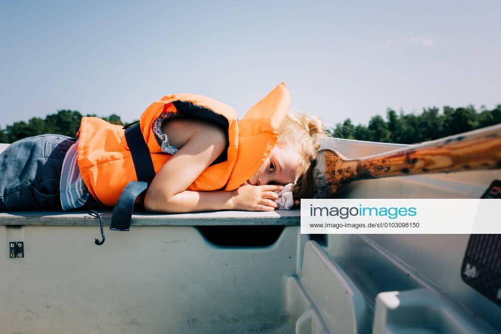 Young girl sleeping on a boat in Sweden in summer Norrtälje, Stockholm County, Sweden CR_RABE200812-471638-01 ,model released, Symbolfoto