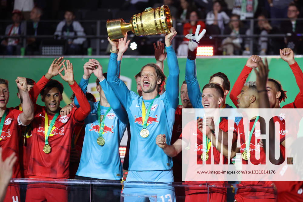 DFB-Pokal Finale RB Leipzig - Eintracht Frankfurt Deutschland, Berlin, 03.06.2023, Fussball, DFB-Pokal, Finale, RB Leipzig - Eintracht Frankfurt: Örjan Nyland (RB Leipzig) mit dem DFB-Pokal Trophäe.