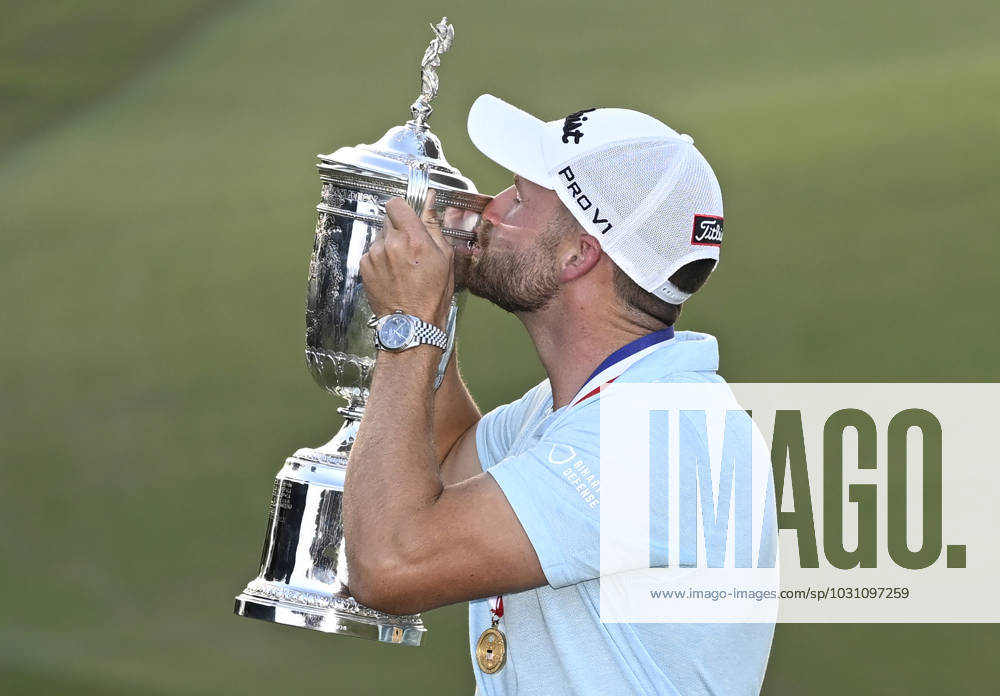 Wyndham Clark kisses his trophy after winning the 2023 U.S. Open Golf Championship at the Los Angeles Country Club in Los Angeles, California on Sunday, June 18, 2023. The win is Clark s first major championship and he shot 64, 67, 69 and 70 for a 10-under-par 270. LAP202306187791 ALEXxGALLARDO