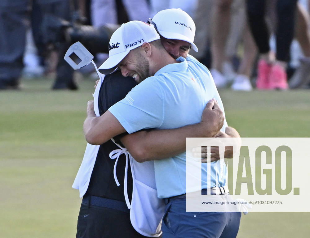 Wyndham Clark celebrates with his caddie John Ellis on the 18th green after winning the after winning the 2023 U.S. Open Golf Championship at the Los Angeles Country Club in Los Angeles, California on Sunday, June 18, 2023. The win is Clark s first major championship and he shot 64, 67, 69 and 70 for a 10-under-par 270. LAP202306187812 ALEXxGALLARDO