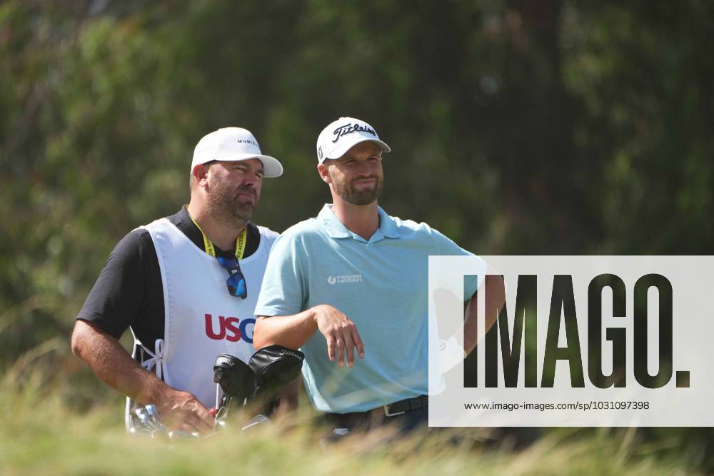 Golf 2023; Champion -Wyndham Clark wins the 2023 US Open, The Los Angeles Country Club, Los Angeles, California, USA. Wyndham is an American professional golfer from Denver and this was his first PGA, Golf Herren championship. Wyndham and his caddy share a moment at the 7th tee. - ZUMAmt3_ 20230618_zaf_mt3_002
