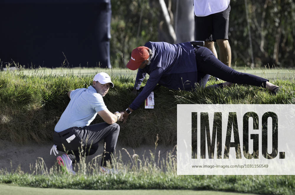 Golfer Rory Mcllroy after locating his ball in the rough just above a 14th hole greenside bunker during the 4th round of the US Open on June 18, 2023. The official next to Mcllroy allowed him to have a free drop. Los Angeles USA - ZUMAh234 20230618_zsp_h234_024
